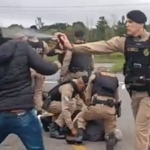 PM ataca trabalhadores e agride idoso em greve no PR