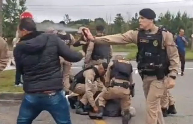 PM ataca trabalhadores e agride idoso em greve no PR