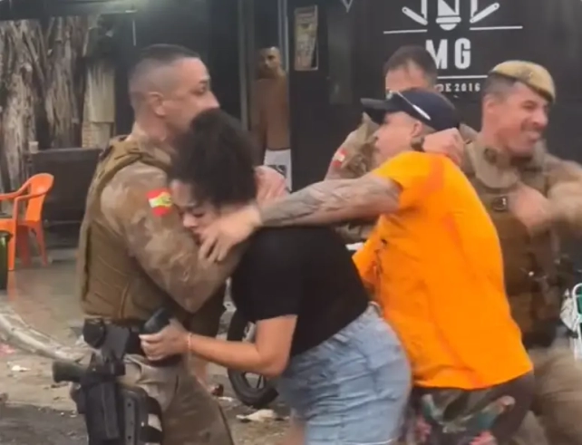 PM derruba e agride mulher no rosto durante abordagem em SC