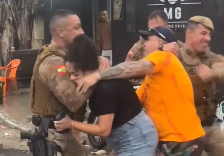 PM derruba e agride mulher no rosto durante abordagem em SC