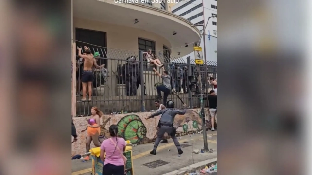 Vídeo mostra PMs agredindo foliões durante bloco em SP