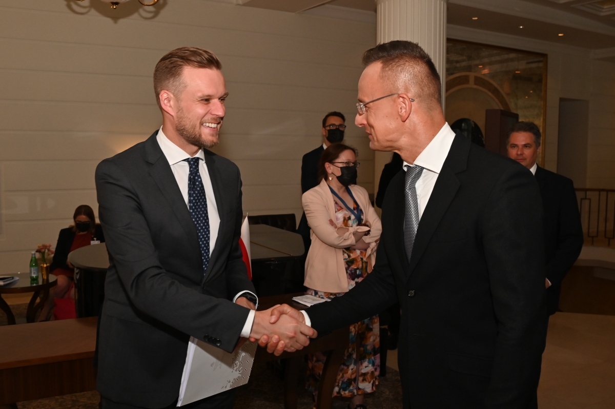 Kremlin Hotline: Hungary colluded with Russia to delist sanctioned oligarchs, companies and banks