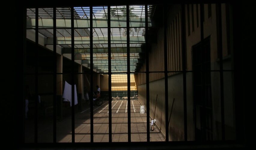 Interior do Pres&iacute;dio do Complexo da Papuda, no Distrito Federal, visto atrav&eacute;s de grades, com corredor e p&aacute;tio ao fundo Da Reda&ccedil;&atilde;o | Mudan&ccedil;a no aux&iacute;lio-reclus&atilde;o pune fam&iacute;lias vulner&aacute;veis sem impacto no crime organizado
