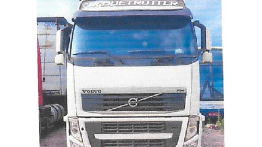 Caminhão Volvo FH que transportava 450 quilos de cocaína do tipo exportação, apreendido pela Polícia Civil na Rodovia Euclides da Cunha, em Rubineia/SP, no dia 26 de maio de 2024.