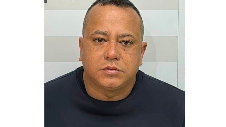 Michael da Silva, de 42 anos e conhecido como "Neymar do PCC", um dos líderes da "Sintonia do Resumo", célula da facção criminosa PCC. Preso em agosto de 2024, comandava operação de tráfico de drogas em modelo de delivery sofisticado em São Paulo, segundo as autoridades