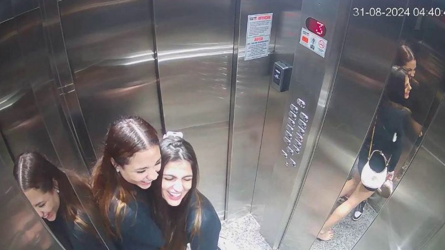 Rafaela e Marcelly, minutos antes de Igor Peretto, marido de Rafaela, ser morto por Mario, seu melhor amigo e companheiro de Marcelly, irmã do empresário assassinado