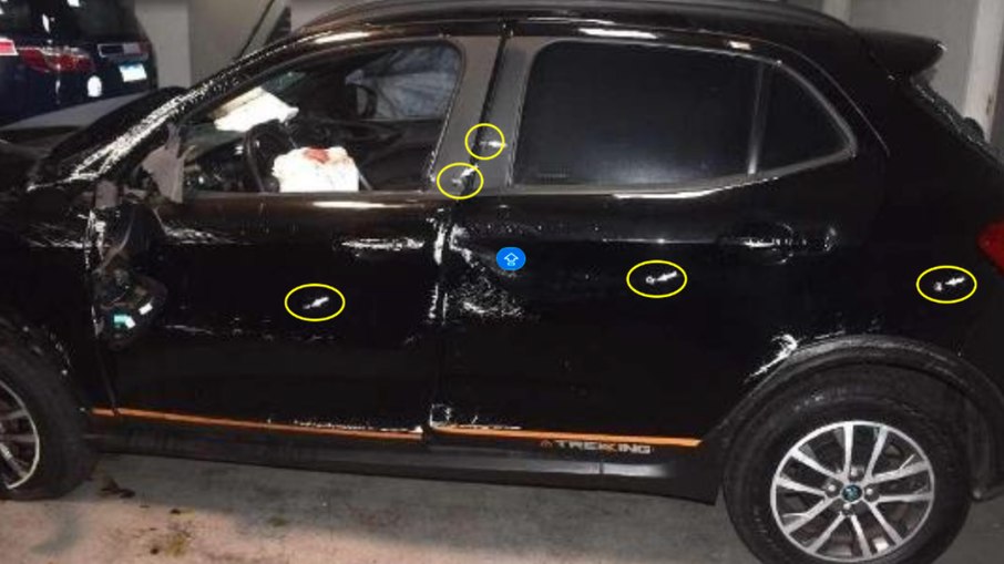 Fiat Argo do ex-delegado-geral da Polícia Civil de SP Ruy Ferraz Fontes, com marcações da perícia indicando pontos de entrada dos tiros de fuzil. Assassinato aconteceu em 15 de setembro de 2025, em Praia Grande, litoral de São Paulo, por integrantes da facção criminosa PCC
