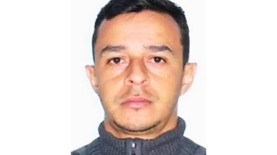 Willian Silva Marques entregou-se às autoridades após ter sua prisão decretada. A investigação aponta que um fuzil calibre 5.56, utilizado no atentado, foi guardado em sua residência antes do crime.