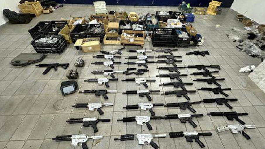 Fuzis AR-15 tipo ghost gun apreendidos pela Polícia Federal em operação que desmantelou fábrica clandestina em Santa Bárbara d'Oeste e Americana, no interior de SP.
