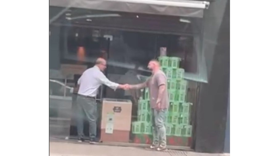 João Vane Cavalcanti Reis, chefe dos investigadores da Corregedoria da Polícia Civil de São Paulo, em encontro informal com o investigador Alexandre Idalgo Peres, fora da sede do órgão fiscalizador, na Rua da Consolação. Segundo a defesa dos policiais investigados, esses encontros não foram registrados oficialmente no inquérito