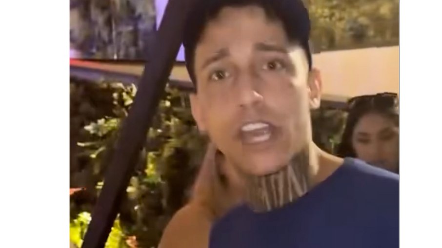 Roberto Hipólito, conhecido como Zóio de Gato, discutindo com membros do PCC na frente de um bar, dias antes de ser sequestrado e executado
