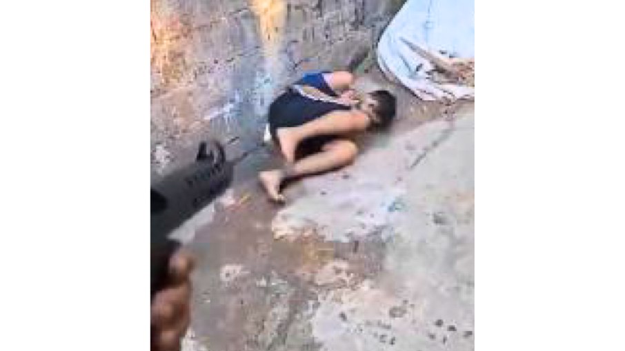 O último frame do vídeo que registrou a execução de Roberto Hipólito, o "Zóio de Gato". Caído e desarmado na Favela da Funerária, ele é alvo de vários disparos, cumprindo a sentença de morte do PCC