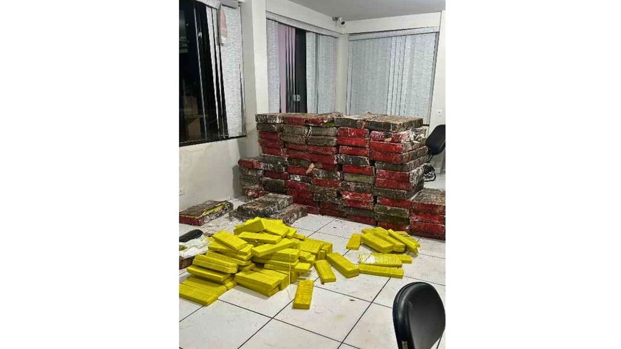 Apreensão de 1.408 quilos de maconha em fardos e tijolos avulsos durante operação policial contra quadrilha de Neymar do PCC em Piraju, interior de São Paulo, em julho de 2024