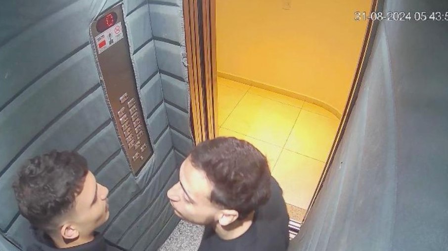 Mario (à esq.) e Igor, no elevador do prédio onde Marcelly vivia, minutos antes de o empresário ser morto pelo melhor amigo e sócio
