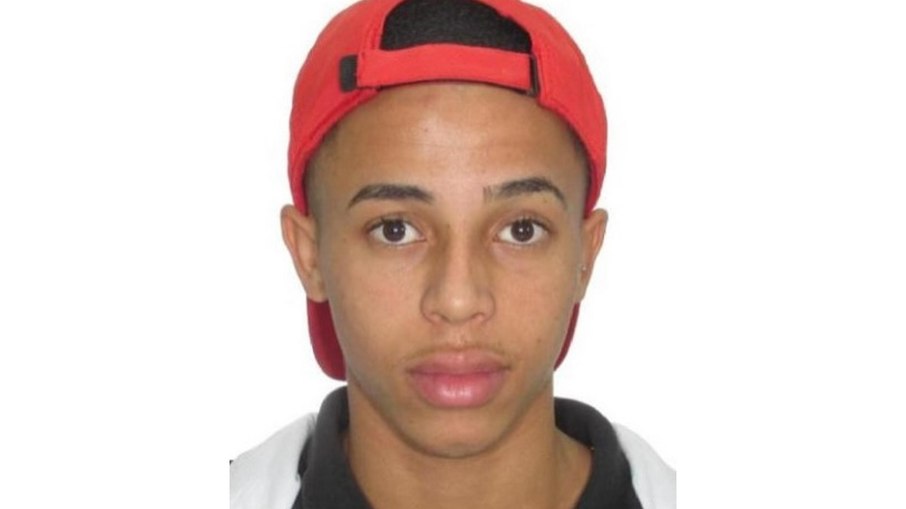 Flávio Henrique Ferreira de Souza, o 'Neno', 24 anos, é procurado pela Justiça. A perícia encontrou sua digital no Jeep Renegade usado no crime, mas a família apresentou um álibi de que ele estaria a 73 km de distância, no Grajaú (zona sul de SP), 14 minutos após o ataque contra Fontes