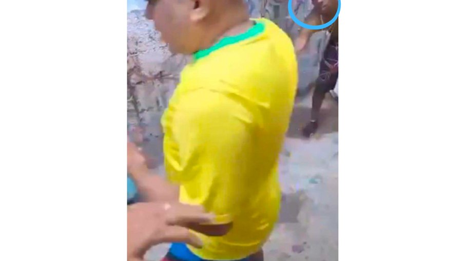 Michael da Silva, o Neymar do PCC, aparece à frente de Alisson TK segurando Rutkauskas durante execução registrada em vídeo na Favela da Funerária, zona norte de São Paulo. A imagem evidencia a hierarquia do PCC no Tribunal do Crime
