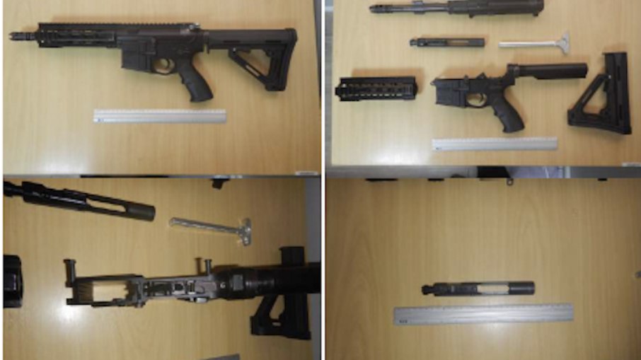 Perícia da Polícia Federal em ghost guns, modelo do fuzil AR-15, após apreensão no bunker de Americana (SP).
