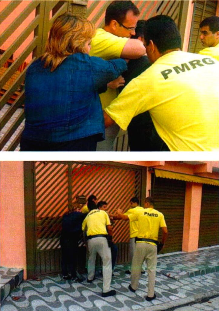 Duas fotos: acima, uma mulher de jaqueta jeans estende o braço entre homens de camiseta amarela, um deles de óculos prendendo pelo pescoço um homem de camisa preta; abaixo, o grupo junto ao portão de grade, visto de longe