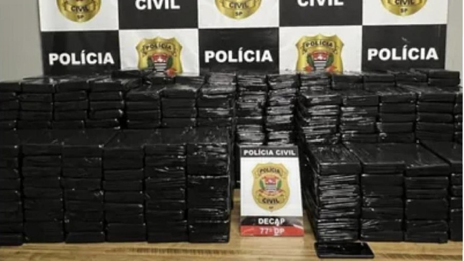 Apreensão de 450 quilos de cocaína do tipo exportação realizada pela Polícia Civil na divisa de São Paulo com Mato Grosso do Sul, em operação do 77º DP que resultou em investigação sobre desvio de drogas por policiais civis