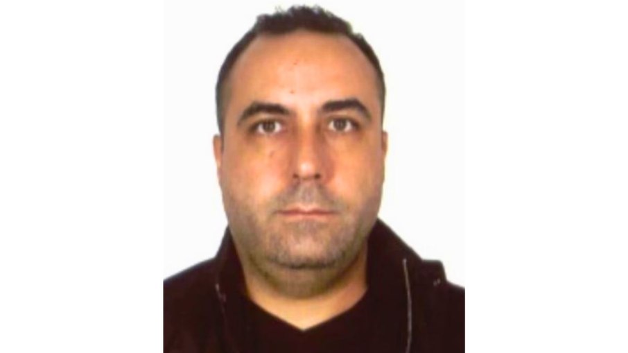 Cleber Rodrigues Gimenez, investigador de polícia suspeito de liderar esquema de desvio de cocaína e tráfico de drogas. Segundo a investigação, Gimenez é investigado pelo "vira", prática de substituição de drogas apreendidas por substâncias de qualidade inferior e pela movimentação milionária de recursos desviados de operações policiais