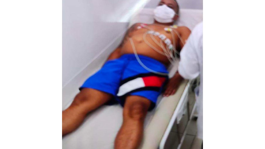 Michael da Silva, conhecido como Neymar do PCC, em atendimento hospitalar semanas após execução de Zóio de Gato. A bermuda azul com detalhes preto, branco e vermelho coincide com a vestimenta identificada no vídeo do Tribunal do Crime.
