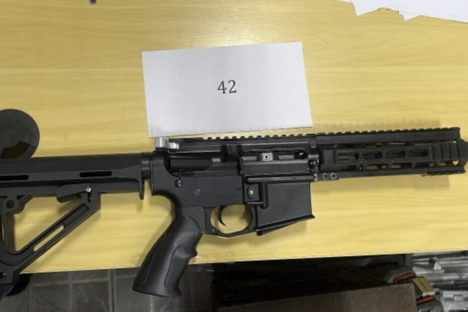 Fuzil do tipo AR-15 com etiqueta de identificação